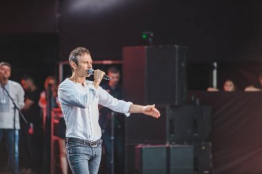 Lviv, Ukrayna - 18 Haziran 2019: Vakarchuk sahnede mikrofonla konuşuyor