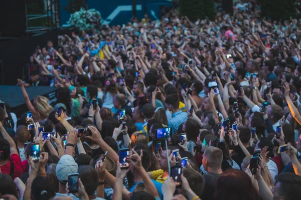 LVIV, UCRAINA - 18 giugno 2019: persone che sparano sui telefoni concerto rock — Foto Stock