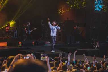 Lviv, Ukrayna - 18 Haziran 2019: Svyatoslav Vakarchuk ukraynalı rock şarkıcısı sahnede
