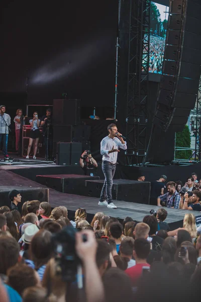 LVIV, UCRÂNIA - 18 de junho de 2019: Vakarchuk no palco falando em microfone — Fotografia de Stock