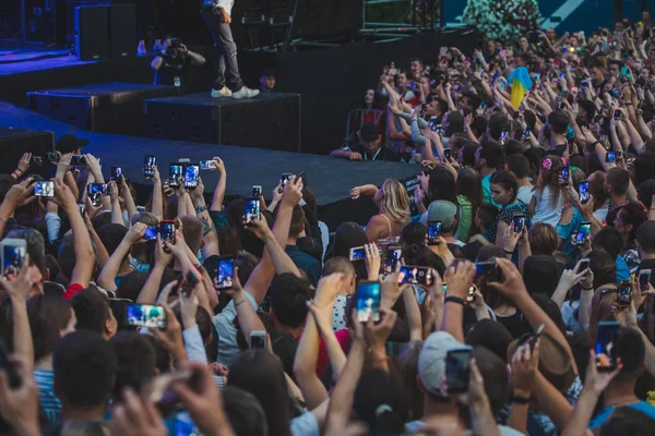 Lvov, Ukrajina-18. června 2019: lidé střílí na telefony Rock koncert — Stock fotografie