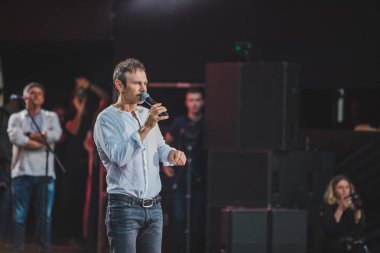 Lviv, Ukrayna - 18 Haziran 2019: Vakarchuk sahnede mikrofonla konuşuyor