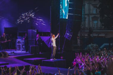 Lviv, Ukrayna - 18 Haziran 2019: Svyatoslav Vakarchuk ukraynalı rock şarkıcısı sahnede