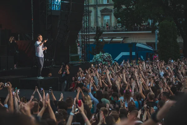 LVIV, UKRAINE - 18 de junho de 2019: Svyatoslav Vakarchuk cantor de rock ucraniano no palco — Fotografia de Stock