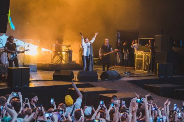 Lviv, Ukrayna - 18 Haziran 2019: Svyatoslav Vakarchuk ukraynalı rock şarkıcısı sahnede