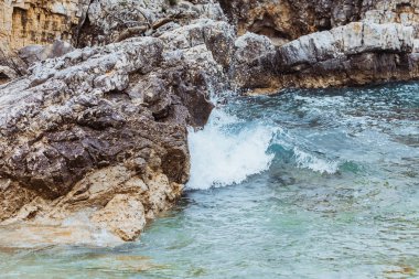 fırtına havasında kayalık deniz plajı görünümü