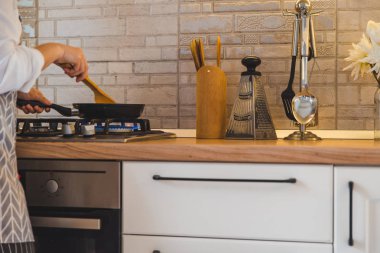 pan mutfak görünümünde kadın kızartma