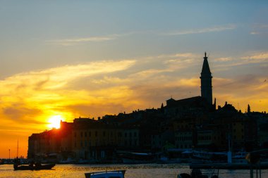 hırvatistan'da gün batımında rovinj şehrin cityscape görünümü