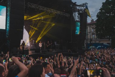 Lviv, Ukrayna - 18 Haziran 2019: Şehir meydanında rock sahnesi önünde geniş melek kalabalık