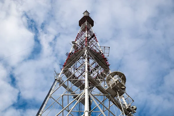 Radyo sinyal televizyon kulesi görünümü — Stok fotoğraf