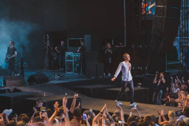 Lviv, Ukrayna - 18 Haziran 2019: Svyatoslav Vakarchuk ukraynalı rock şarkıcısı sahnede