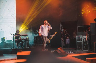 Lviv, Ukrayna - 18 Haziran 2019: Svyatoslav Vakarchuk ukraynalı rock şarkıcısı sahnede