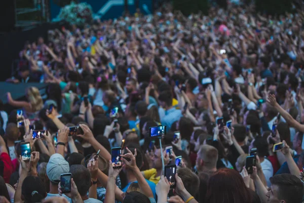 LVIV, UCRAINA - 18 giugno 2019: persone che sparano sui telefoni concerto rock — Foto Stock