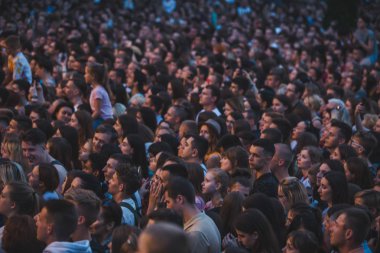 Lviv, Ukrayna - 18 Haziran 2019: konsept açık havada insanların kalabalık