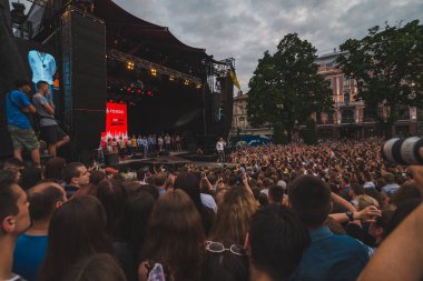 Lviv, Ukrayna - 18 Haziran 2019: konsept açık havada insanların kalabalık