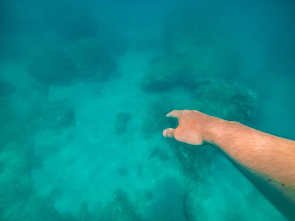 Concetto di vista in prima persona uomo nuoto subacqueo — Foto Stock