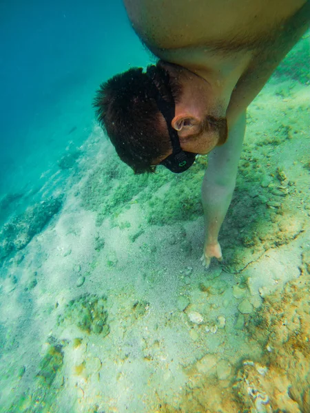 Man simning under vattnet med mask hålla andan — Stockfoto