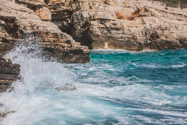 Vista de ondas rochosas à beira-mar com espuma branca — Fotografia de Stock