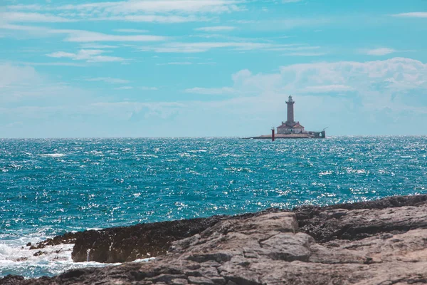 Deniz ufku deniz manzarası deniz manzarasında deniz feneri o ada — Stok fotoğraf