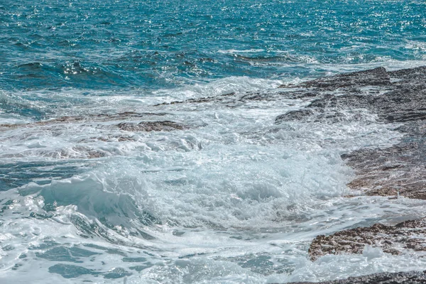 Vista di onde rocciose sul mare con schiuma bianca — Foto Stock