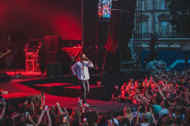 Lviv, Ukrayna - 18 Haziran 2019: Svyatoslav Vakarchuk ukraynalı rock şarkıcısı sahnede