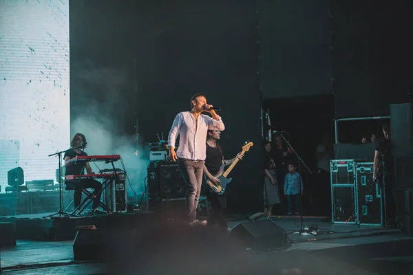 LVIV, UCRANIA - 18 de junio de 2019: Svyatoslav Vakarchuk cantante de rock ucraniano en el escenario —  Fotos de Stock