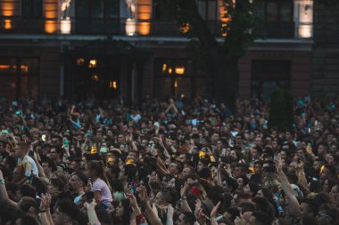 Lviv, Ukrayna - 18 Haziran 2019: konsept açık havada insanların kalabalık