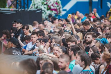 Lviv, Ukrayna - 18 Haziran 2019: konsept açık havada insanların kalabalık