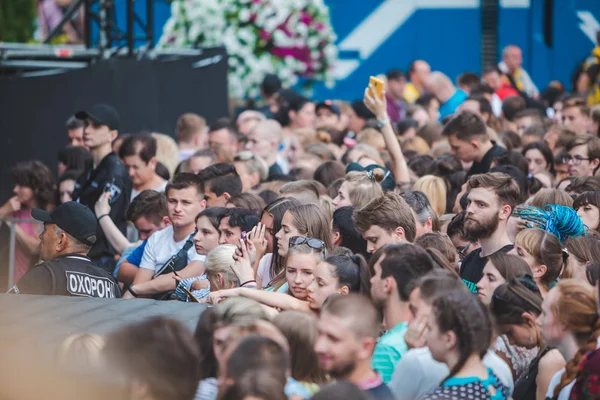 LVIV, UCRAINA - 18 giugno 2019: folla di persone all'aria aperta — Foto Stock