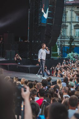 Lviv, Ukrayna - 18 Haziran 2019: Vakarchuk sahnede mikrofonla konuşuyor
