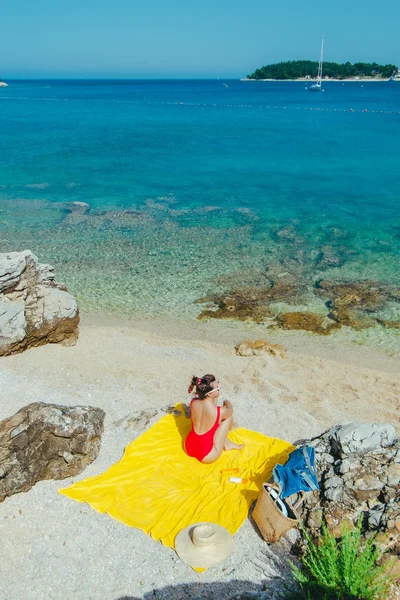 Donna prendere il sole in spiaggia in giornata di sole — Foto Stock