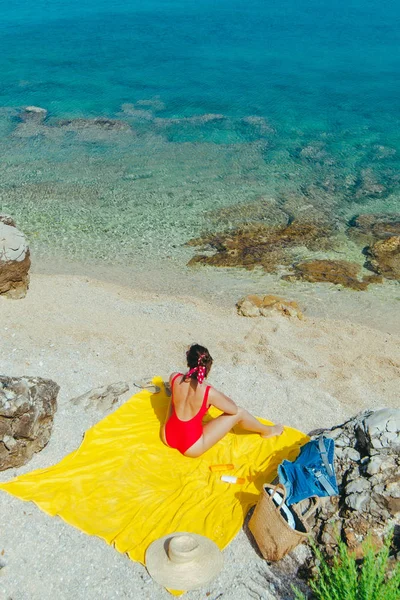 Güneşli bir günde deniz plajında güneşlenen kadın — Stok fotoğraf