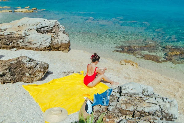 Mulher tomando banho de sol na praia do mar em dia ensolarado — Fotografia de Stock