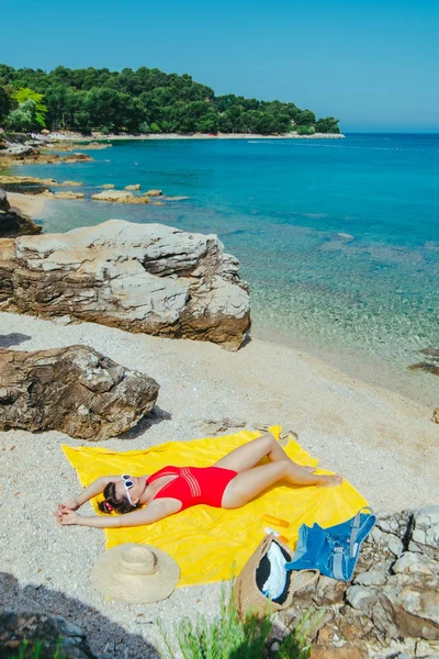 Mujer tomando el sol en la playa del mar en día soleado —  Fotos de Stock