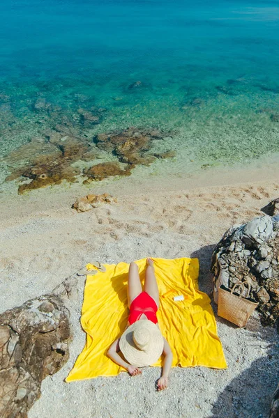 Güneşli bir günde deniz plajında güneşlenen kadın — Stok fotoğraf