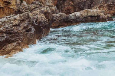 fırtına havasında kayalık deniz plajı görünümü