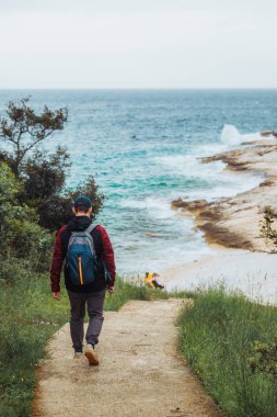 deniz plajı bulutlu hava için deneme tarafından yürüyen adam