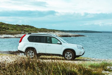 kayalık sahil beyaz suv araba. off road araba seyahat konsepti