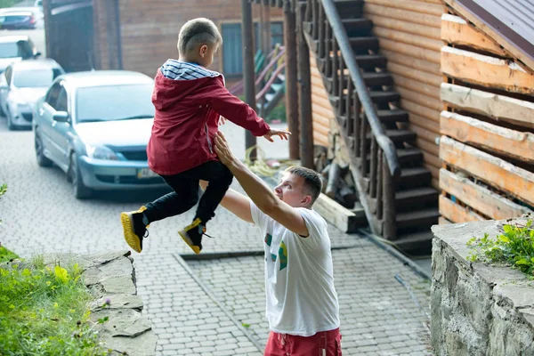 Kind springt Vater fängt Spaß zusammen — Stockfoto