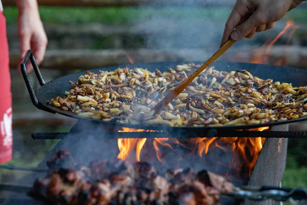 Kook vlees bij BBQ Fire — Stockfoto