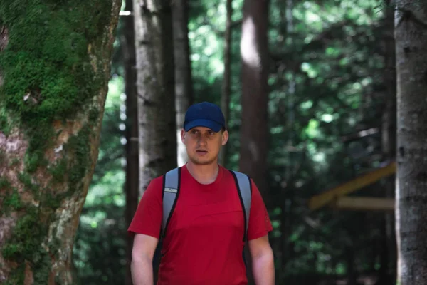 Mann wandert auf Waldweg. Sommerzeit — Stockfoto