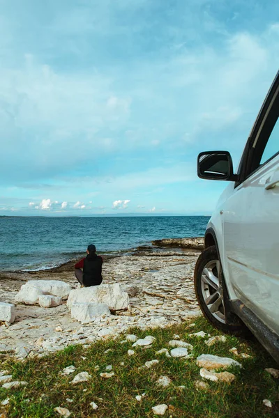 Mann steht neben Auto am Meer. Roadtrip-Konzept — Stockfoto