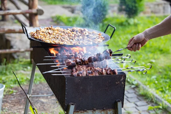 バーベキューの火で肉を調理する — ストック写真