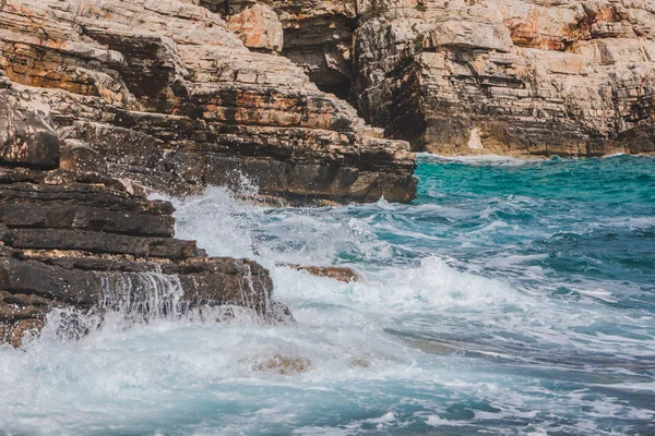 Beyaz köpük ile kayalık sahil dalgaları görünümü — Stok fotoğraf