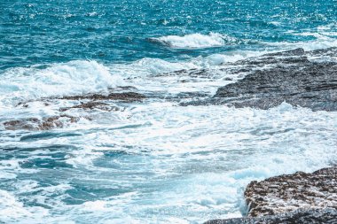 beyaz köpük ile kayalık sahil dalgaları görünümü