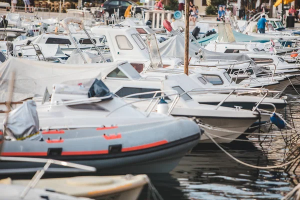 Πλωτά καταλύματα σε λιμάνι της πόλης κοντινό — Φωτογραφία Αρχείου