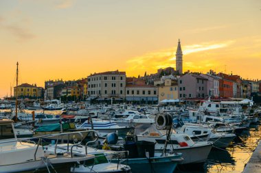 Hırvatistan 'ın güzel Rovinj kentinin gün batımında manzarası