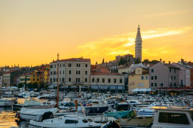 Hırvatistan 'ın güzel Rovinj kentinin gün batımında manzarası