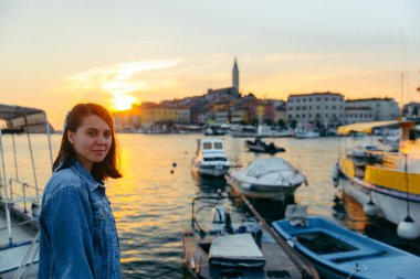 gün batımında denize yakın güzel şehrin önünde kadın portre
