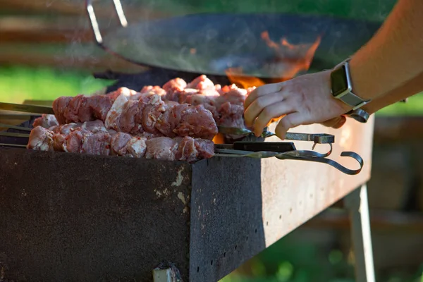 Cozinhar carne no fogo bbq — Fotografia de Stock